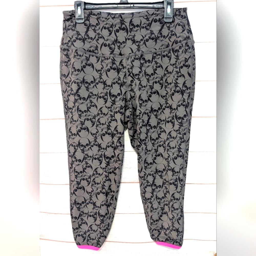 Euc Torrid Black Skull Pattern Crop Leggings W/ Fuscia Pink Trim Size 1X (14/16)